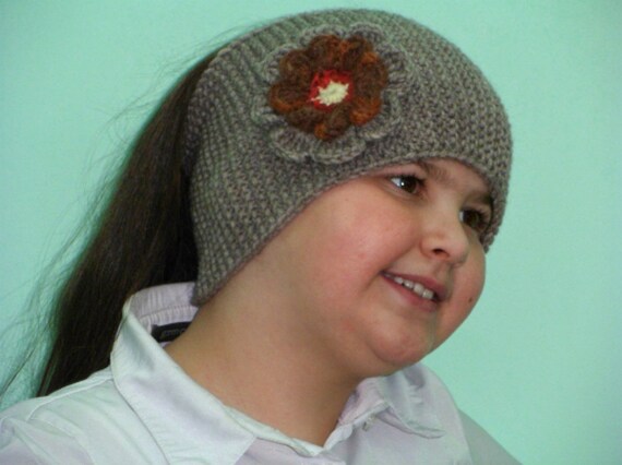 knit hat with ponytail hole