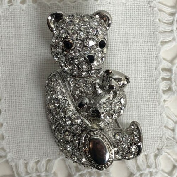 Broche - Bijoux fantaisie - Ours aux tons argentés câlins ours blanc Strass