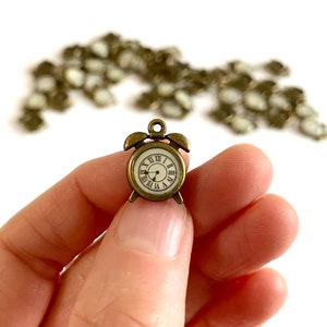 Mini breloque horloge vintage Bronze métal 13 mm Fournitures pour maison de poupée Petite horloge pendentifs