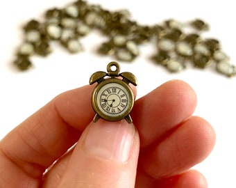Mini Uhr Charm Vintage Bronze Metall 13 mm Puppenhaus Zubehör Tiny Uhr Anhänger