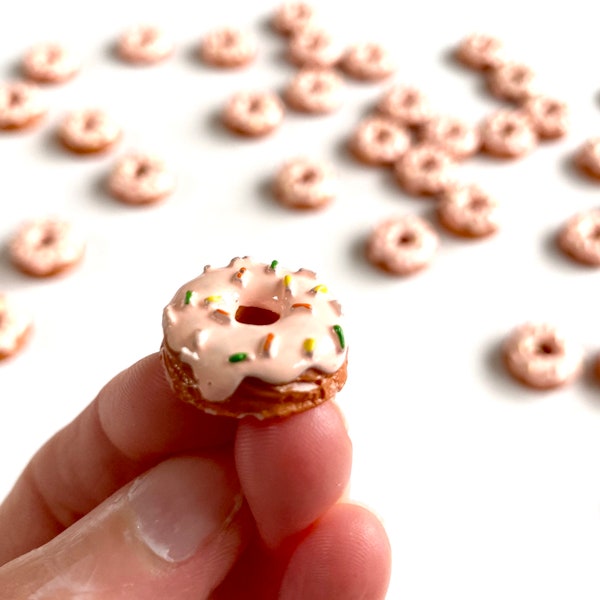 Charmes de gâteau mignons Breloques pour beignets miniatures Maison de poupée miniature 20 mm Anneaux glacés roses pour beignets