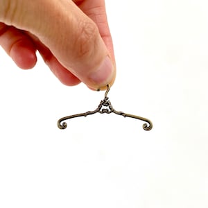 Cabides para roupas de boneca Guarda-roupa para casa de bonecas Miniatura 1/6 boneca 1/12 Cabide de metal para bonecas 4 cm 6,5 cm Cabides minúsculos
