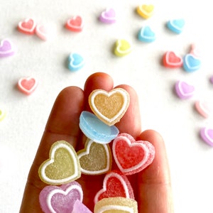 Liebe Herz Süßigkeit Charme Valentinstag Kawaii vorgeben Zucker überzogener Harzbonbons Regenbogen farbiges Loveheart Hochzeitsbevorzugungen DIY Karten lädt ein