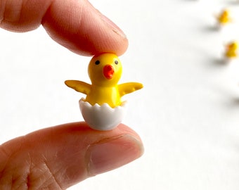 Figurine en résine de Petits poussins de Pâques 18 mm miniatures dans un oeuf fêlé