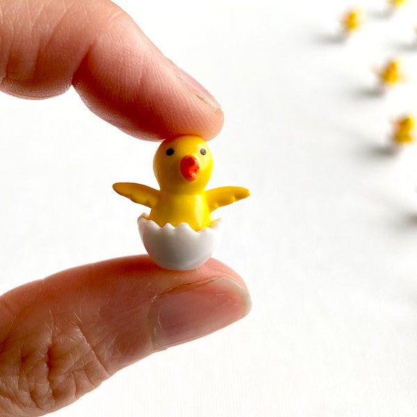 Figurine en résine de Petits poussins de Pâques 18 mm miniatures dans un oeuf fêlé