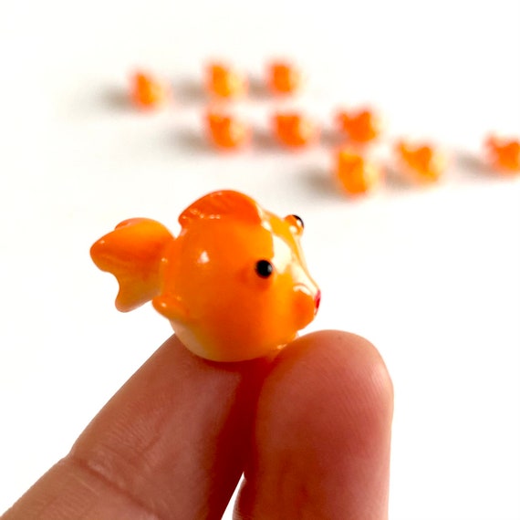 1shopforyou Miniatur-Fische Aus Ton - 12 Stück, Ca. 0,7x2,3 Cm - Für Feengärten, Puppenhäuser & Deko