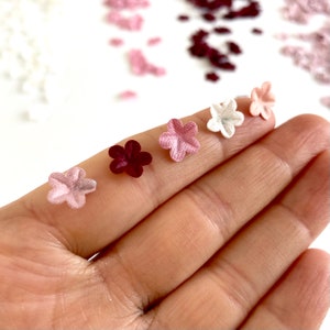 Fiori di stoffa per vestiti per bambole 9 mm Mini tessuto Fiori da cucire 5 colori BJD per cucire vestiti per bambole Forniture per la creazione di bambole fai da te