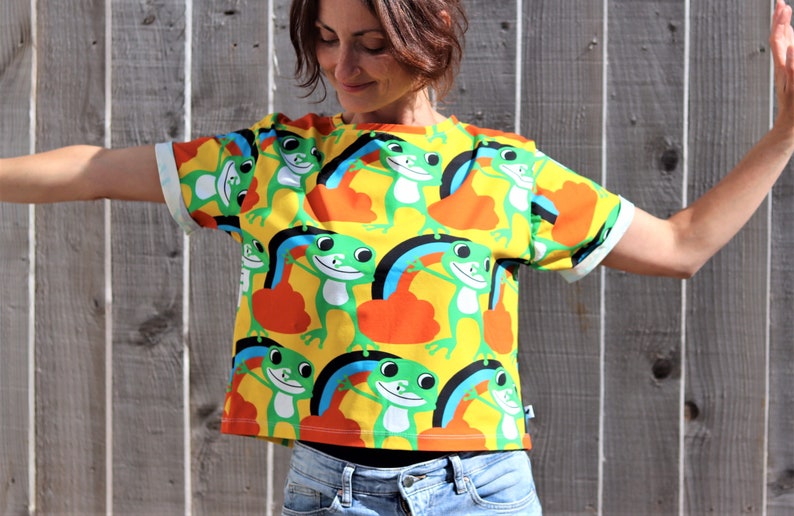 Frog tshirt Organic cotton Dancing frog print box top Cropped t shirts for Women Box graphic tee shirt Yoga clothing