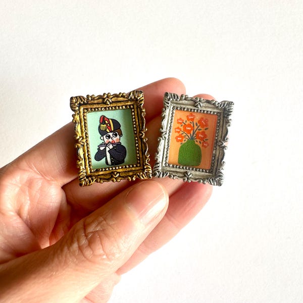 Decoración de casa de muñecas, pequeño arte de pared enmarcado, escala 1:12, decoración de muebles para casa de muñecas, juego de 2 marcos en miniatura, pequeño regalo