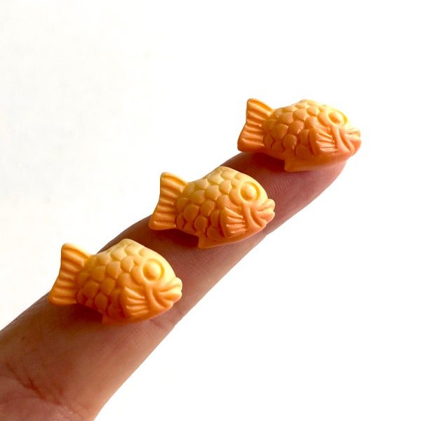 Breloques kawaii miniature poisson biscuit à dos plat en résine breloque nourriture cabines miniature pour maison de poupée