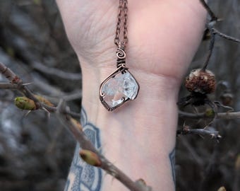 Colgante de diamante Herkimer natural de doble punta / Collar de cuarzo en bruto envuelto en alambre.