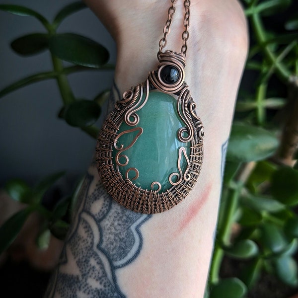 Handgemaakte hanger van groene agaat en onyx. Wirewrapped kristal | Cottagecore | Sieraden in filigraanstijl.