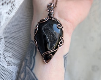 Colgante de drusa de ónix negro natural envuelto en alambre. Joyería mística / Colgante llamativo de cristal.