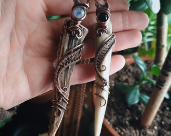 Colgante de asta de ciervo envuelto en alambre de cobre: Piedra de cristal personalizada. Joyería estilo cottagecore / Collar de hueso.