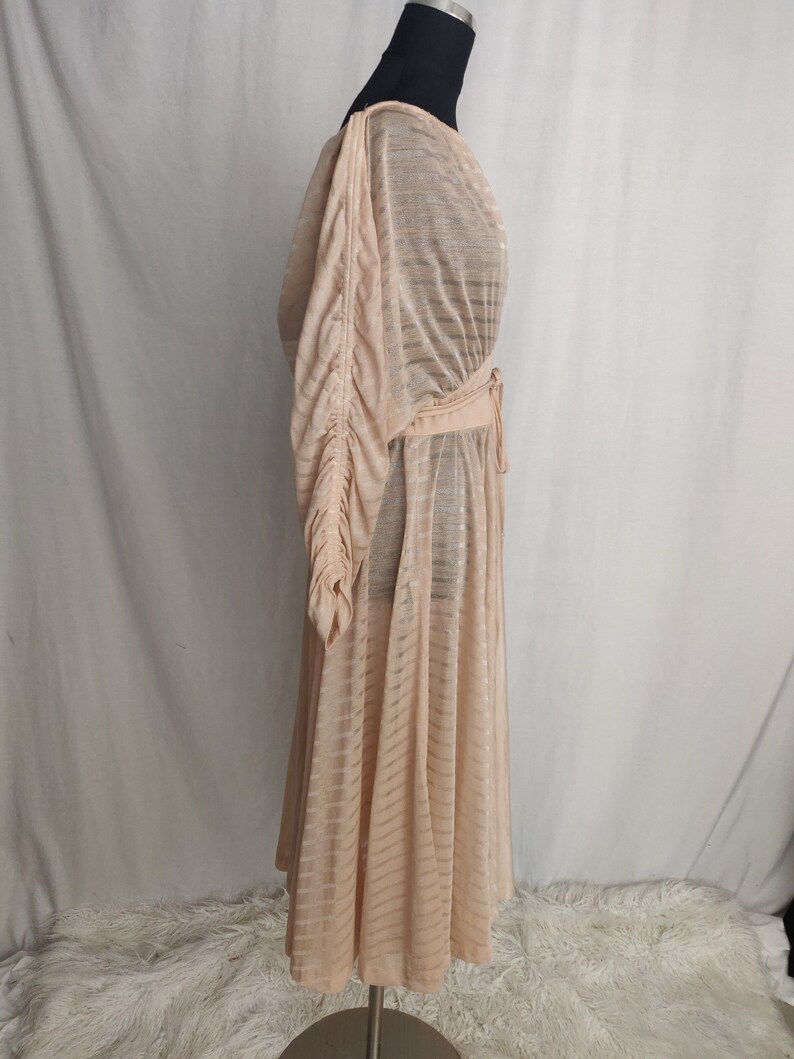 Robe beige vintage à rayures transparentes // épaules dénudées avec ceinture à nouer image 4