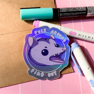 F autour et découvrez l'autocollant Holo Opossum en colère V2.0