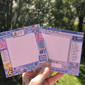 Op de afbeelding: Twee vierkante papieren notitieblokken met retro AOL Instant Messenger interface ontwerpen. Het linkerblok toont een buddy-lijst en chatvenster met tekst zoals 'You've Got Mail' en 'BRB'. Het rechterblok toont een actief berichtvenster aan 'Bestie'.
