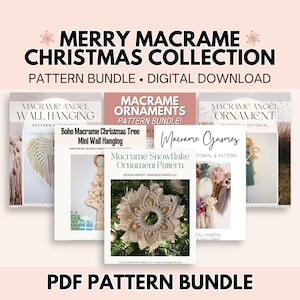 Pode incluir: Uma coleção de pacotes de padrões PDF para enfeites de Natal e tapeçarias de macramê. A imagem apresenta várias capas de livros com títulos como "Merry Macrame Christmas Collection" e "Macrame Snowflake Ornament Pattern."