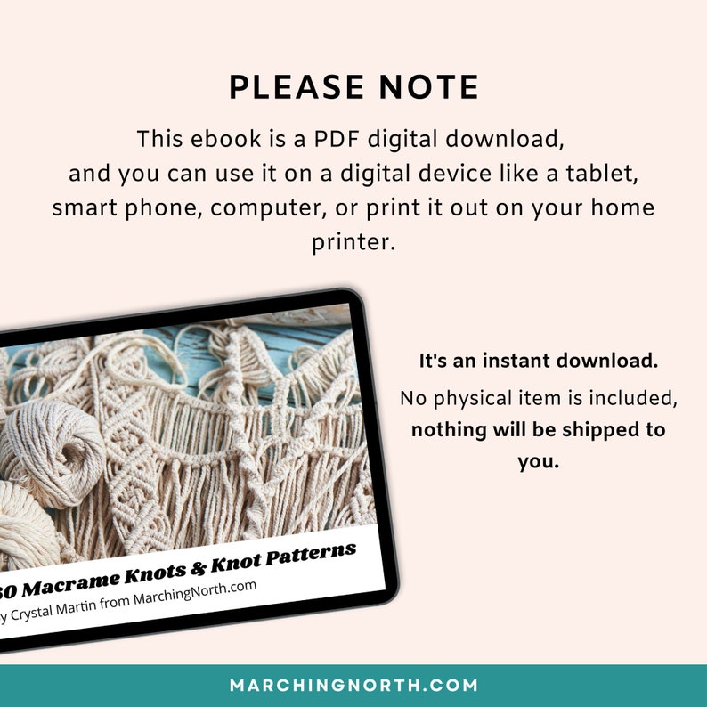 Pu&ograve; includere: Un download digitale di 50 nodi e modelli di macram&egrave;, con un'immagine ravvicinata di un arazzo in macram&egrave; realizzato con cordoncino di colore naturale. Il testo "50 Macrame Knots & Knot Patterns" &egrave; visualizzato sullo schermo. Il testo "by Crystal Martin from MarchingNorth.com" &egrave; anche visualizzato sullo schermo.
