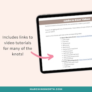Pu&ograve; includere: Uno schermo di tablet digitale che mostra un elenco di nodi di macram&egrave; con link a tutorial video. Il testo sullo schermo recita "Collegamenti ai video dei nodi" e "11 nodi di macram&egrave; di base: https://youtu.be/E6HNws" e "3 nodi di montaggio unici: https://youtu.be/532".