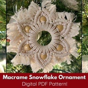 Puede incluir: Un adorno de copo de nieve de macramé blanco con cuentas de madera, colgado de un árbol de Navidad. El adorno está hecho con una técnica de anudado y tiene flecos alrededor de los bordes. El texto "Macrame Snowflake Ornament Digital PDF Pattern!" se muestra debajo del adorno.