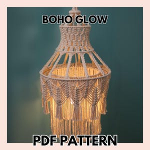 Può includere: Lampada a sospensione in macramè color crema con fondo a frange. La lampada ha un design intrecciato ed è illuminata dall'interno, creando un bagliore caldo. Il testo sull'immagine recita "BOHO GLOW" e "PDF PATTERN".