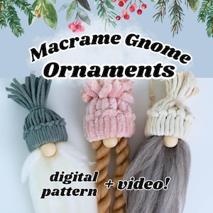 Peut inclure: Trois ornements de gnome en macramé avec des chapeaux et des barbes de différentes couleurs. Le gnome à gauche a un chapeau gris et une barbe blanche, le gnome au milieu a un chapeau rose et une barbe brune, et le gnome à droite a un chapeau blanc et une barbe grise. Le texte "modèle numérique + vidéo !" est en bas de l'image.