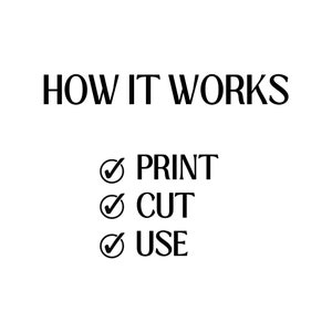 以下が含まれることがあります： 「HOW IT WORKS」という白黒のテキストで、3つのチェックマークが「PRINT」、「CUT」、「USE」の単語の横に付いています。