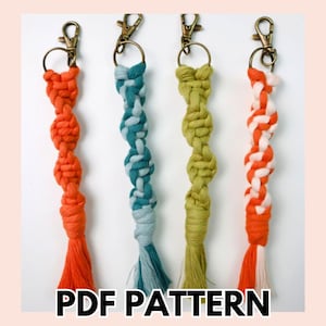 Pode incluir: Quatro chaveiros de macramê em laranja, verde-azulado, verde e laranja-branco. Cada chaveiro tem um fecho de cor bronze e um design com nós. O texto "PDF PATTERN" é exibido em preto na parte inferior da imagem.