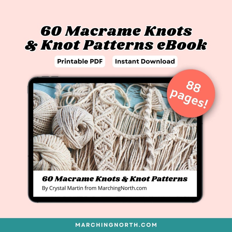 Pu&ograve; includere: Un tablet digitale che mostra la copertina di un ebook con il titolo "60 Macrame Knots & Knot Patterns" e il testo "88 pagine!" in un cerchio rosso. La copertina presenta un primo piano di nodi di macram&egrave; e filo.