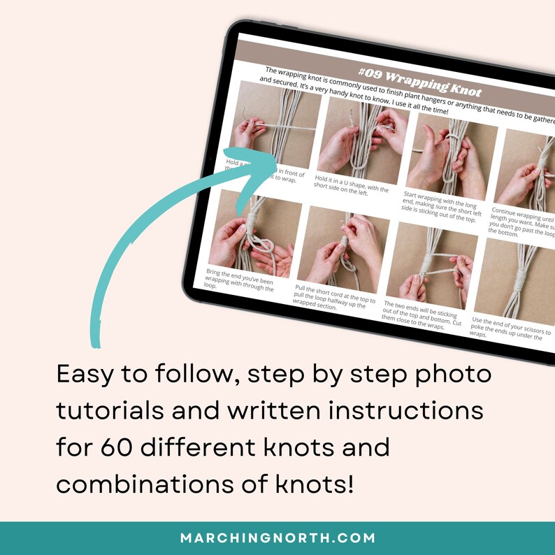 Pu&ograve; includere: Uno schermo di tablet digitale che mostra un tutorial fotografico passo dopo passo per un nodo di avvolgimento. Il tutorial &egrave; intitolato "#09 Nodo di avvolgimento" e include una serie di immagini che mostrano come fare il nodo. Il testo sullo schermo dice "Il nodo di avvolgimento &egrave; comunemente usato per finire gli appendi piante o qualsiasi cosa debba essere raccolta e assicurata. &Egrave; un nodo molto utile da conoscere. Lo uso tutto il tempo!"