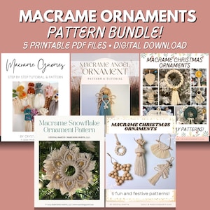 Könnte beinhalten: Ein digitales Download-Paket mit fünf druckbaren PDF-Mustern für Makramee-Ornamente. Die Muster umfassen ein Makramee-Engel-Ornament, ein Schneeflocken-Ornament und drei Weihnachtsornamente.