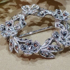Spilla a forma di corona in argento sterling e marcasite degli anni &#39;30