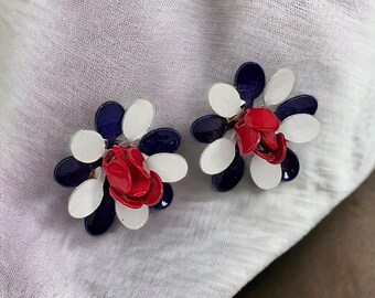 Boucles D'oreilles Pendantes Faites Main - Motif Fleur Blanche Et Rouge Sur Fond Bleu Nuit