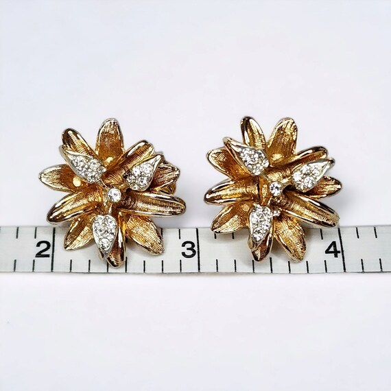 Vintage 1970's Gold-tone Flower Design Clip-on Earrings With