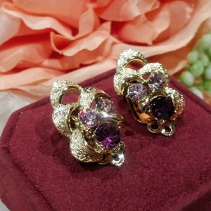 Orecchini anni &#39;60 color oro con cristalli/strass color lavanda e viola