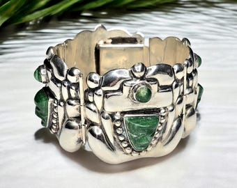 Brazalete de plata esterlina con piedras preciosas verdes de México de mediados de siglo