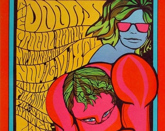 Peut inclure: Une affiche psychédélique annonçant un concert avec The Doors, The Grateful Dead et The MOTHERS of INVENTION. L'affiche présente une illustration colorée d'une femme avec des lunettes de soleil et d'un homme avec des cheveux verts. Le texte sur l'affiche indique "BILL GRAHAM PRESENTS IN SAN FRANCISCO" et "TICKETS".
