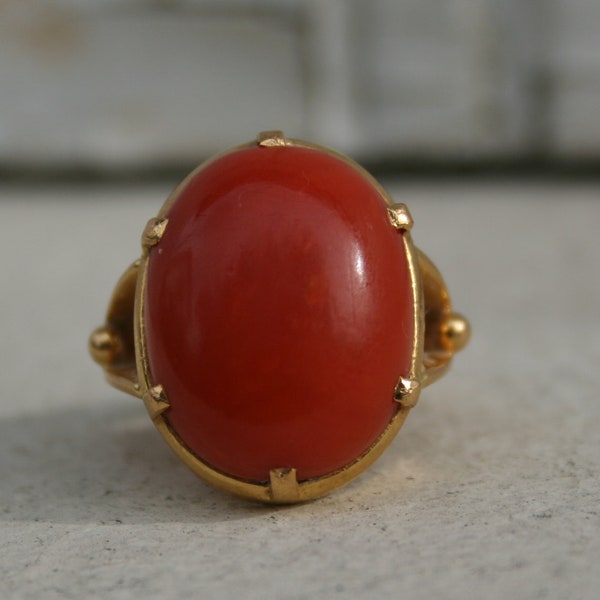 Ring aus Koralle und Gelbgold Gold 18 Karat Vintage-Ring Korallen