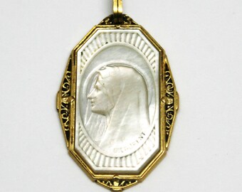 Médaille de la Vierge en or 18 carats et nacre / Médaille art déco