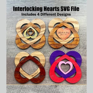 Puede incluir: Cuatro diseños diferentes de archivos SVG de corazones entrelazados. Los diseños presentan una variedad de colores y estilos, incluyendo un corazón de madera con un corazón interior dorado, un corazón de madera con un corazón interior rosa, un corazón de madera con un corazón interior rojo y un corazón morado y rojo con un corazón interior rosa.
