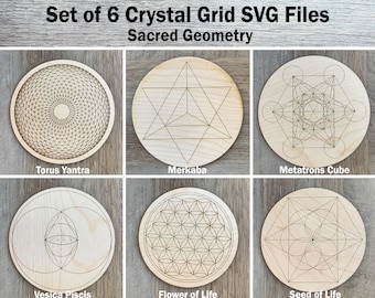 Op de afbeelding: Set van zes houten cirkels met verschillende ontwerpen van heilige geometrie, waaronder de Torus Yantra, Merkaba, Metatrons Cube, Vesica Piscis, Flower of Life en Seed of Life. Elke cirkel is gegraveerd met een gedetailleerd geometrisch patroon.