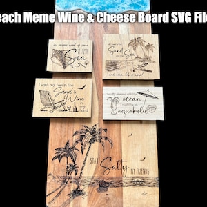 Puede incluir: Una tabla de cortar de madera con temática de playa. La tabla tiene cuatro diseños grabados con frases sobre la playa, la arena y el vino. La tabla es perfecta para servir queso y vino.