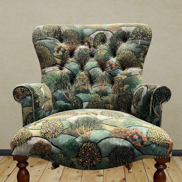 Sillón con asiento de terciopelo verde con estampado de árboles. Taburete a juego disponible.