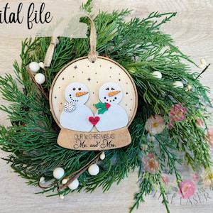 File di ornamenti per coppia di pupazzi di neve / Primo regalo di Natale / Ornamento di Natale per sposi novelli / Regalo per sposi novelli / Ornamento a forma di palla di neve / Regalo di anniversario