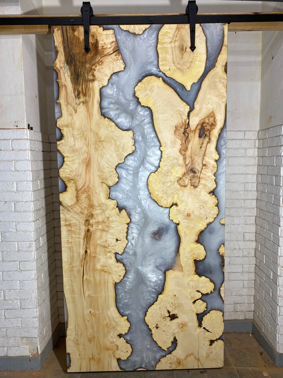 Réalisation de porte coulissante sur mesure en bois et résine