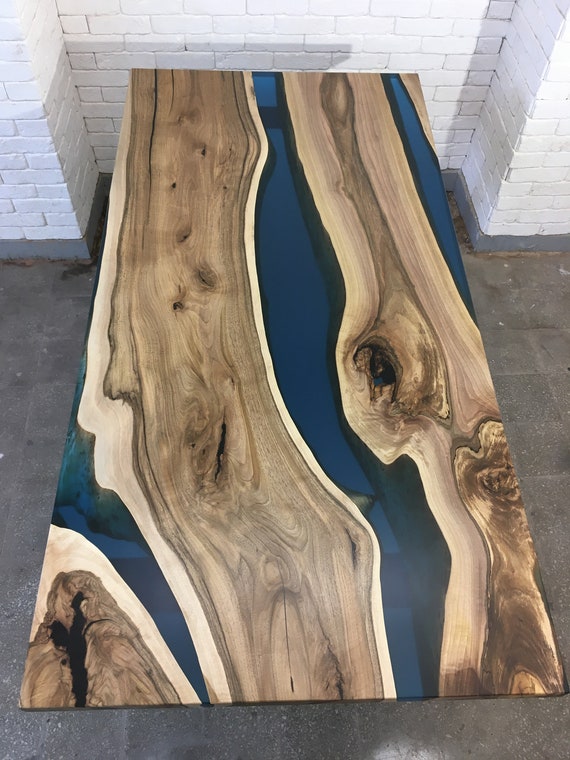 Mesa de comedor madera de nogal y resina epoxi azul -  México