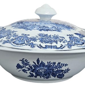 Royal Homes Of Britain - Enoch Wedgwood (Tunstall) LTD Covered Vegetable Bowl