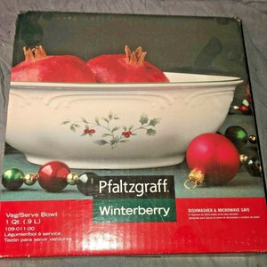 New in box Pfaltzgraff Winterberry 1 Quart Vegetable Serving Bowl