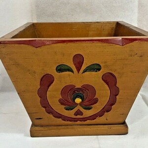 Vintage handgeschnitzter MCM Mid Century Moderner Holzpflanzer mit roter und grüner Farbe